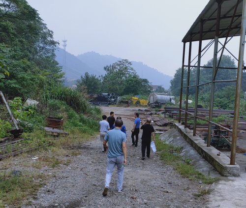 我院組織設計人員對冬瓜山銅礦尾礦長距離輸送管道走向進行現場踏...