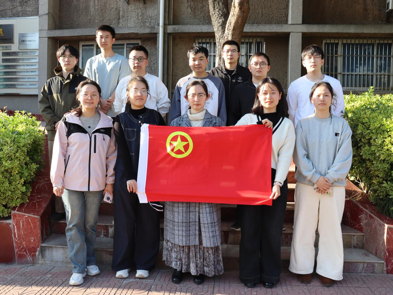 凈美辦公 黨團(tuán)同行——設(shè)計(jì)團(tuán)支部組織開展美化辦公環(huán)境志愿服務(wù)...